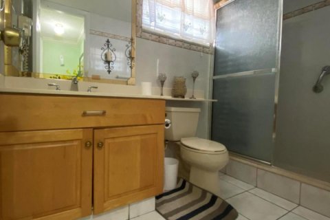 Condo in Palm Springs, Florida, 1 bedroom  № 510562 - photo 1