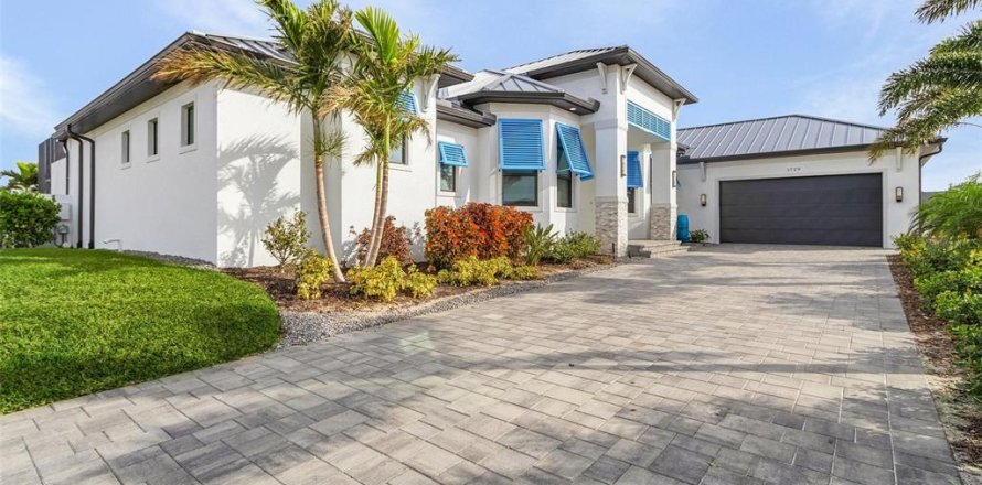 House in Cape Coral, Florida 2 bedrooms, 291.53 sq.m. № 1843398