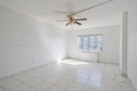 Condo in Sunny Isles Beach, Florida, 2 bedrooms  № 1728938 - photo 12