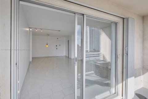 Condo in Sunny Isles Beach, Florida, 2 bedrooms  № 1728938 - photo 20