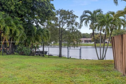 House in Miami Lakes, Florida 4 bedrooms, 173.17 sq.m. № 1822034 - photo 21