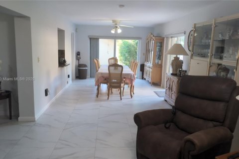 House in Miami Lakes, Florida 4 bedrooms, 173.17 sq.m. № 1822034 - photo 8