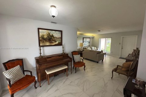 House in Miami Lakes, Florida 4 bedrooms, 173.17 sq.m. № 1822034 - photo 3