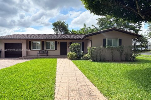 House in Miami Lakes, Florida 4 bedrooms, 173.17 sq.m. № 1822034 - photo 1