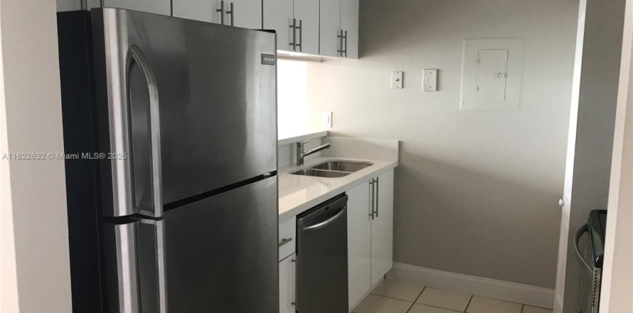 Condominio en North Bay Village, Florida, 2 dormitorios № 2077319