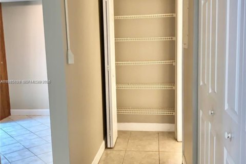 Condo in Coconut Creek, Florida, 2 bedrooms  № 2001480 - photo 18