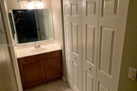 Condo in Coconut Creek, Florida, 2 bedrooms  № 2001480 - photo 12