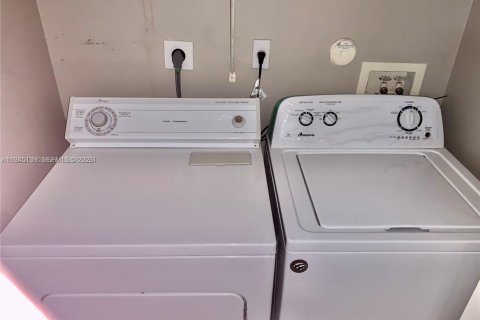 Condo in Coconut Creek, Florida, 2 bedrooms  № 2001480 - photo 19