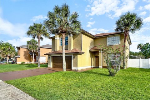House in Orlando, Florida 4 bedrooms, 277.59 sq.m. № 2196120 - photo 2