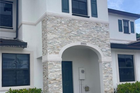 Снять в аренду таунхаус в Майами, Флорида 3 спальни, 126.53м2, № 1962665 - фото 1