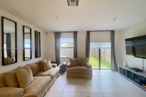 Снять в аренду таунхаус в Майами, Флорида 3 спальни, 126.53м2, № 1962665 - фото 3