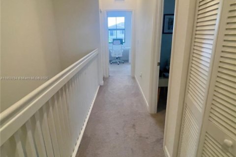 Снять в аренду таунхаус в Майами, Флорида 3 спальни, 126.53м2, № 1962665 - фото 5