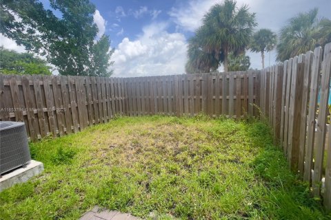 Снять в аренду таунхаус в Майами, Флорида 3 спальни, 126.53м2, № 1962665 - фото 4