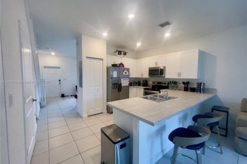 Снять в аренду таунхаус в Майами, Флорида 3 спальни, 126.53м2, № 1962665 - фото 2