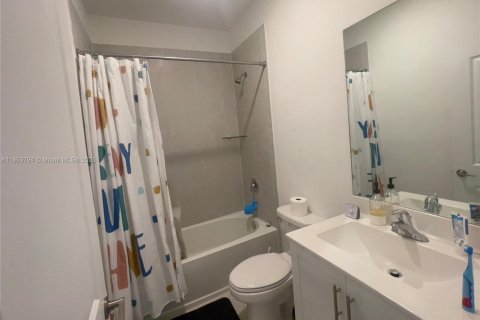 Снять в аренду таунхаус в Майами, Флорида 3 спальни, 126.53м2, № 1962665 - фото 9