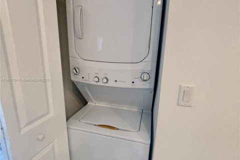 Снять в аренду таунхаус в Майами, Флорида 3 спальни, 126.53м2, № 1962665 - фото 12