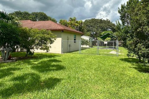 Снять в аренду виллу или дом в Хомстед, Флорида 4 спальни, 189.52м2, № 1931689 - фото 4