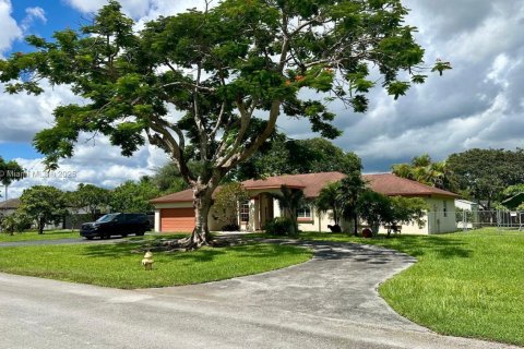Снять в аренду виллу или дом в Хомстед, Флорида 4 спальни, 189.52м2, № 1931689 - фото 5
