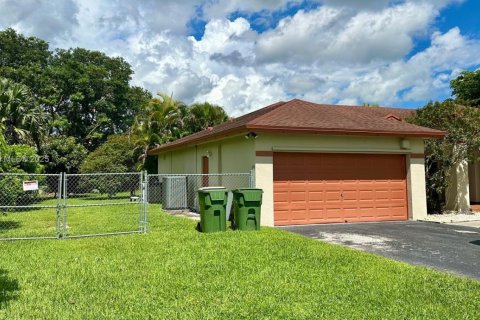 Снять в аренду виллу или дом в Хомстед, Флорида 4 спальни, 189.52м2, № 1931689 - фото 6