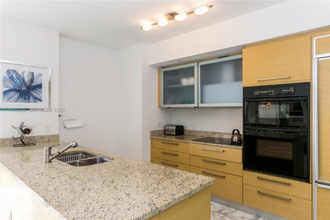 Condo in Hallandale Beach, Florida, 2 bedrooms  № 2052858 - photo 5