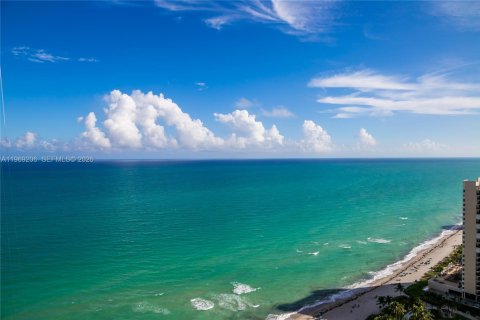 Condo in Hallandale Beach, Florida, 2 bedrooms  № 2052858 - photo 11