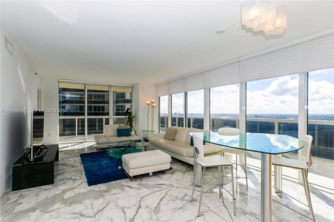 Condo in Hallandale Beach, Florida, 2 bedrooms  № 2052858 - photo 2