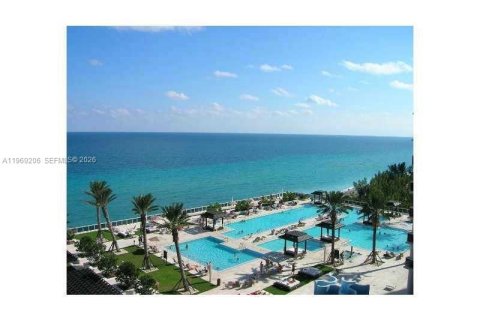 Condo in Hallandale Beach, Florida, 2 bedrooms  № 2052858 - photo 24