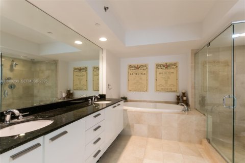 Condo in Hallandale Beach, Florida, 2 bedrooms  № 2052858 - photo 8