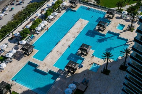 Condo in Hallandale Beach, Florida, 2 bedrooms  № 2052858 - photo 12