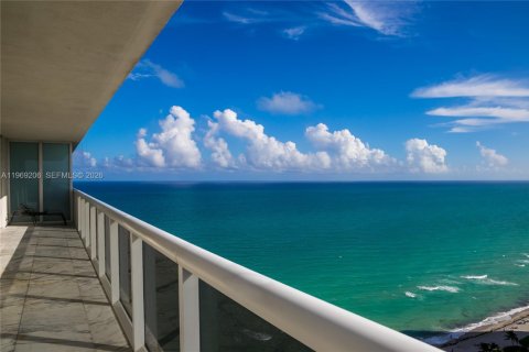 Condo in Hallandale Beach, Florida, 2 bedrooms  № 2052858 - photo 14