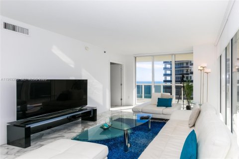 Condo in Hallandale Beach, Florida, 2 bedrooms  № 2052858