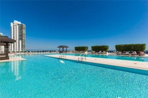 Condo in Hallandale Beach, Florida, 2 bedrooms  № 2052858 - photo 29