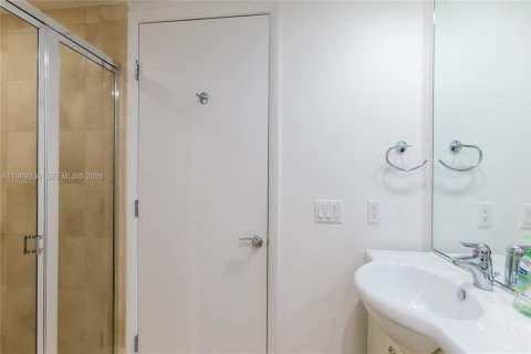 Condo in Hallandale Beach, Florida, 2 bedrooms  № 2052858 - photo 10