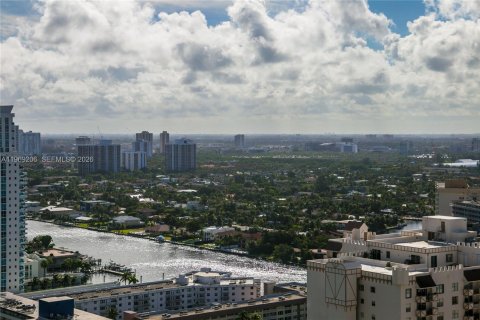 Condo in Hallandale Beach, Florida, 2 bedrooms  № 2052858 - photo 15