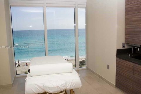 Condo in Hallandale Beach, Florida, 2 bedrooms  № 2052858 - photo 23