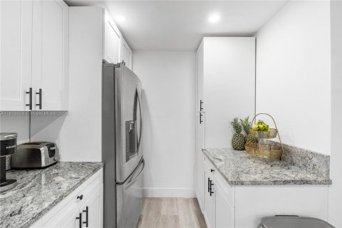 House in Miami, Florida 4 bedrooms, 150.69 sq.m. № 1766582 - photo 23