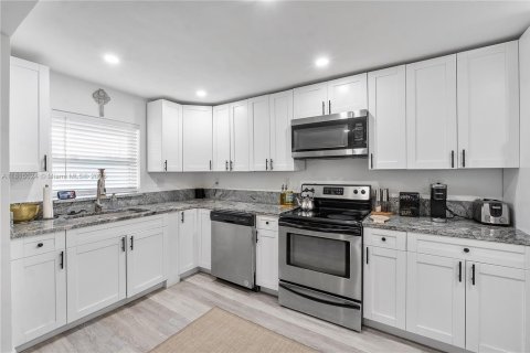 House in Miami, Florida 4 bedrooms, 150.69 sq.m. № 1766582 - photo 4
