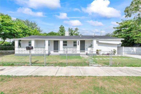 House in Miami, Florida 4 bedrooms, 150.69 sq.m. № 1766582 - photo 1