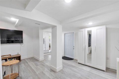 House in Miami, Florida 4 bedrooms, 150.69 sq.m. № 1766582 - photo 13