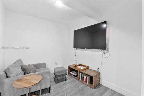 House in Miami, Florida 4 bedrooms, 150.69 sq.m. № 1766582 - photo 12
