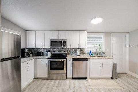 House in Tampa, Florida 2 bedrooms, 76.92 sq.m. № 2237833 - photo 5
