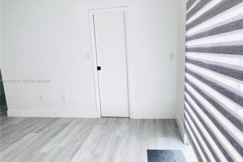 House in Miami, Florida 4 bedrooms, 113.81 sq.m. № 1989791 - photo 15