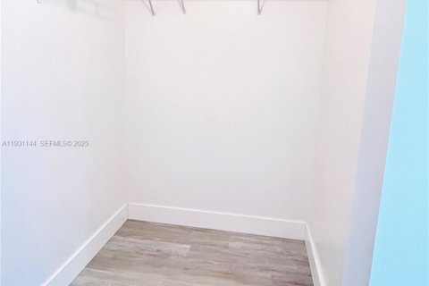 House in Miami, Florida 4 bedrooms, 113.81 sq.m. № 1989791 - photo 13