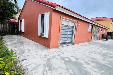 House in Miami, Florida 4 bedrooms, 113.81 sq.m. № 1989791 - photo 24