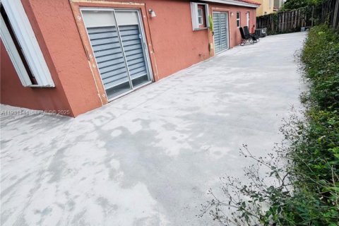 House in Miami, Florida 4 bedrooms, 113.81 sq.m. № 1989791 - photo 22