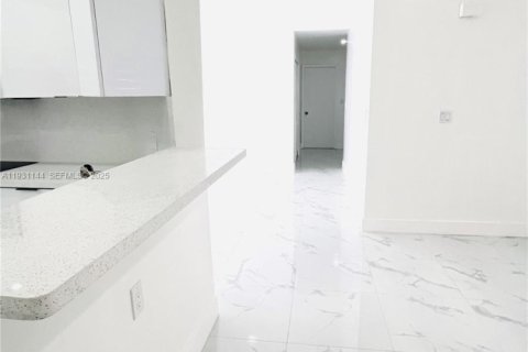 House in Miami, Florida 4 bedrooms, 113.81 sq.m. № 1989791 - photo 4