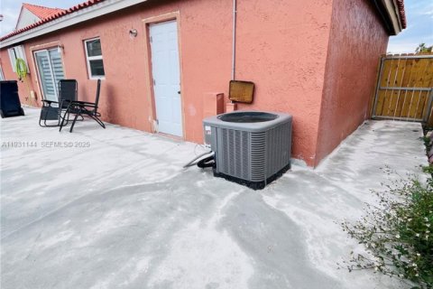 House in Miami, Florida 4 bedrooms, 113.81 sq.m. № 1989791 - photo 23