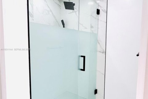 House in Miami, Florida 4 bedrooms, 113.81 sq.m. № 1989791 - photo 9