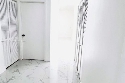 House in Miami, Florida 4 bedrooms, 113.81 sq.m. № 1989791 - photo 5