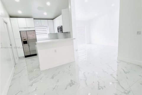 House in Miami, Florida 4 bedrooms, 113.81 sq.m. № 1989791 - photo 1